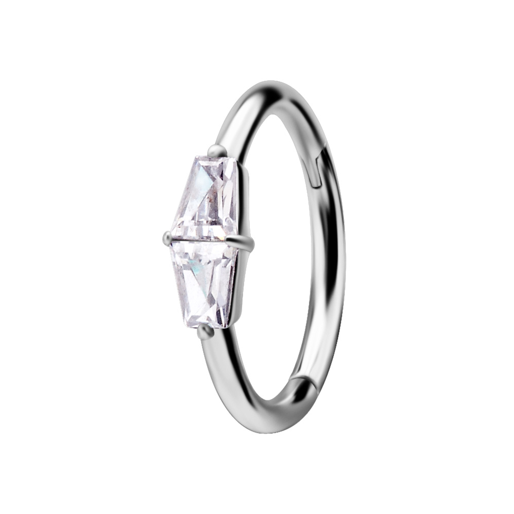 Piercingsmycke. Clicker-ring i silvrig design med två vita kristaller.