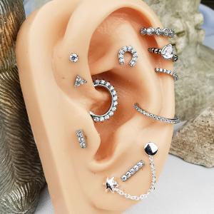 Piercingsmycken för hela örat tillverkade i nickelsäkert material med vita kristaller.