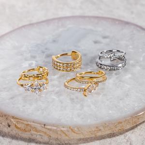 Piercingsmycken. Clicker-ringar till piercingar i guld och silver tillverkade i kirurgiskt stål.