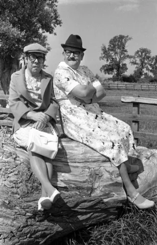 Two men in dresses, Dubbelvikt Kort