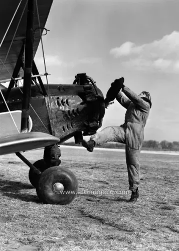 Pilot turning propeller, Dubbelvikt Kort