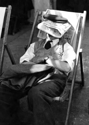 Man asleep with newspaper on his face, Dubbelvikt Kort