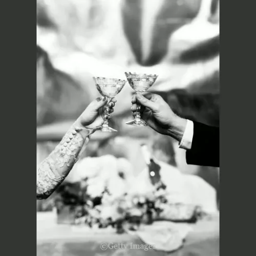 Hands holding glasses, Dubbelvikt Kort