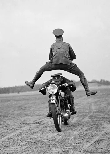 Man jumping over motorcyclist, Dubbelvikt Kort