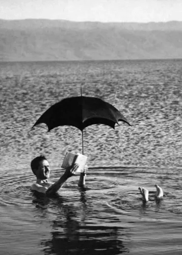 Man in sea with umbrella , Dubbelvikt Kort