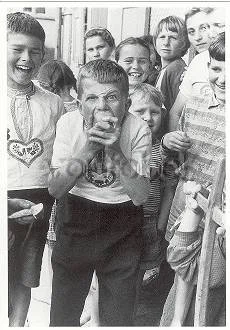 Joking with the Photographer (1960), Postcard