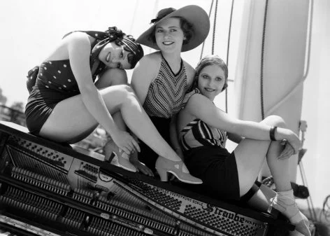 Women on a piano, Greeting Card