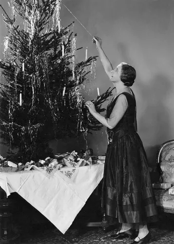 MRS PORTEN DECORATING THE TREE, Greeting Card