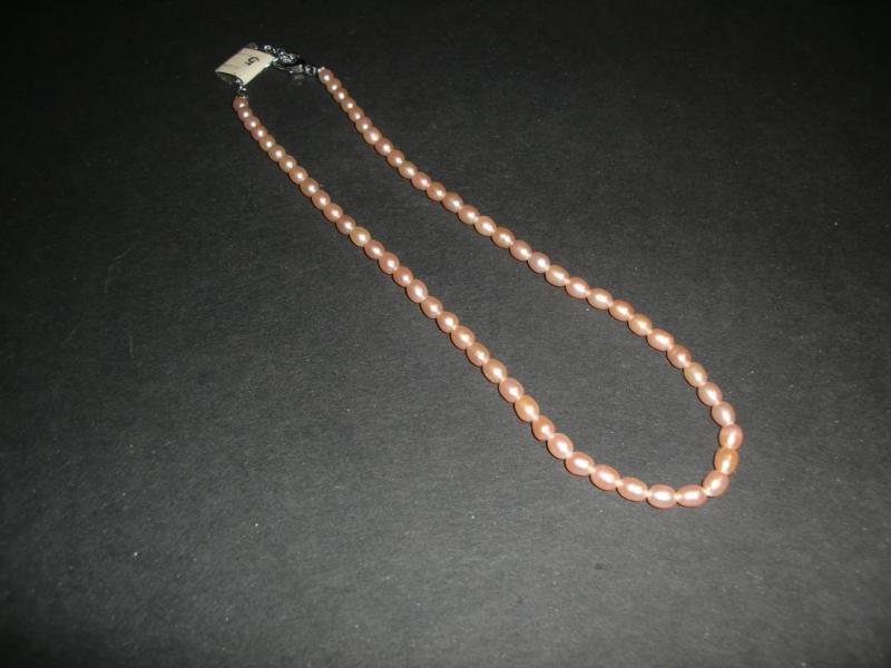 Rosabruna Sötvattenspärlor. (1st)