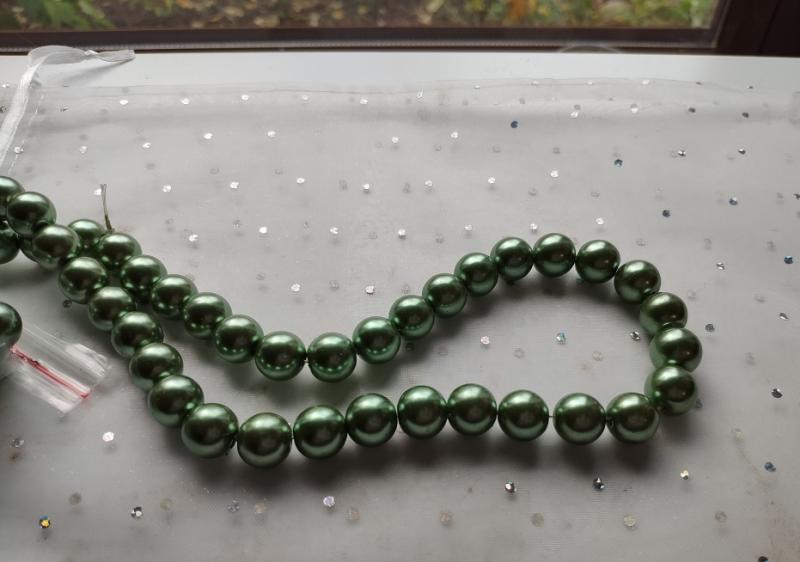 Vaxade gröna glaspärlor i storlek: 12 mm.