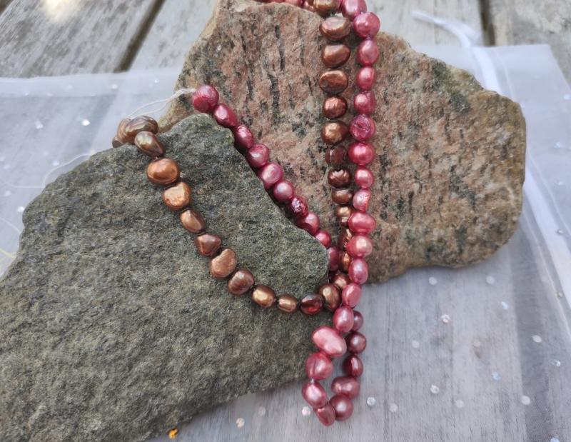 Sötvattenspärlor (2 strängar med 60 pärlor på varje sträng)