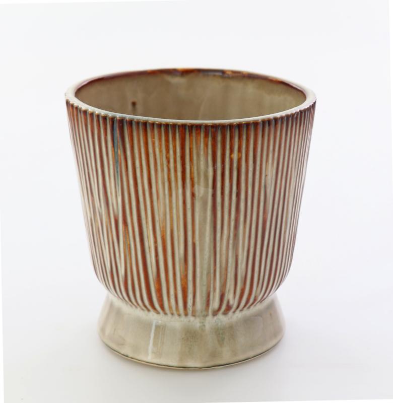 Kruka räfflad på fot mellan kaffe