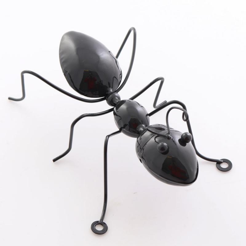 Trädgårdsdekoration i form av en myra i svart plåt