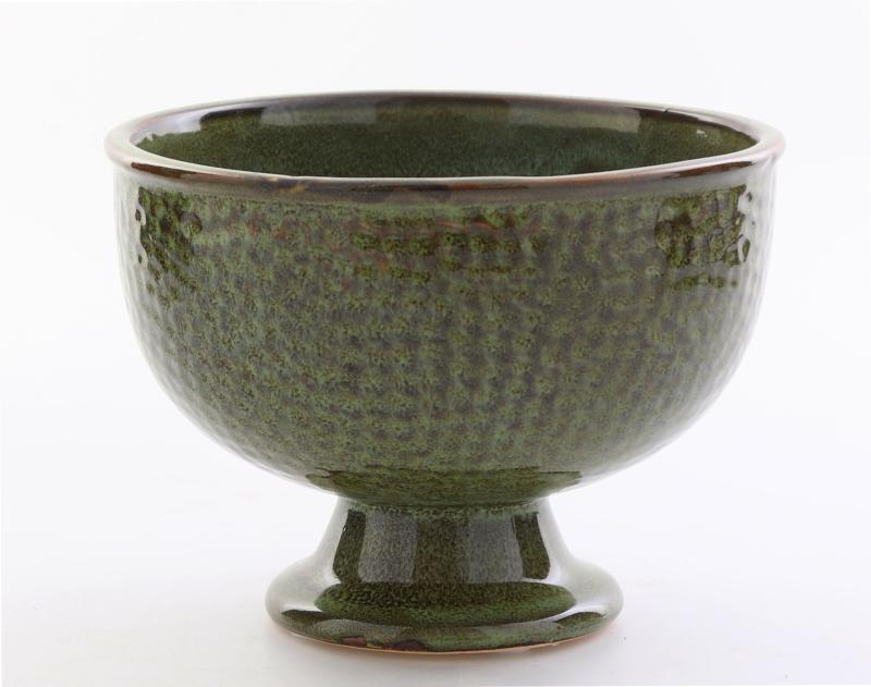 keramikskål på fot mellan grön