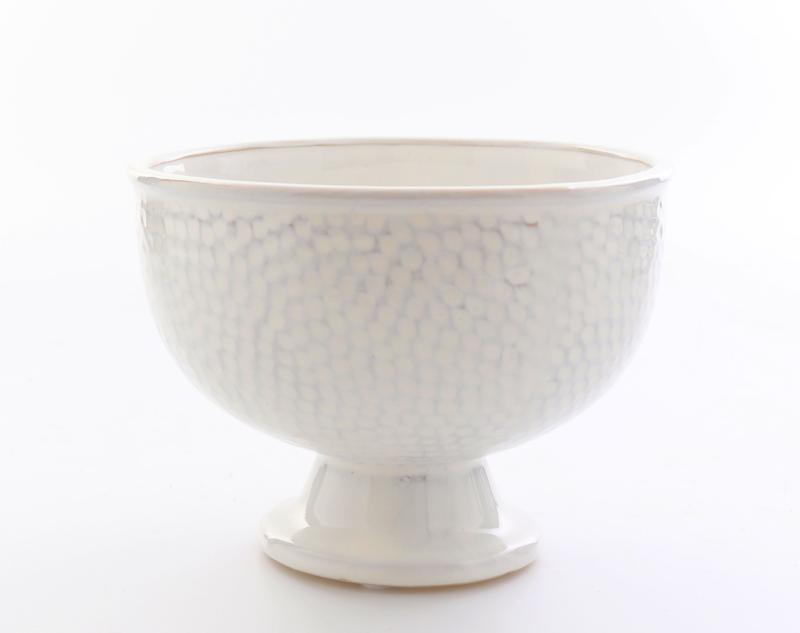 Keramikskål på fot mellan vit
