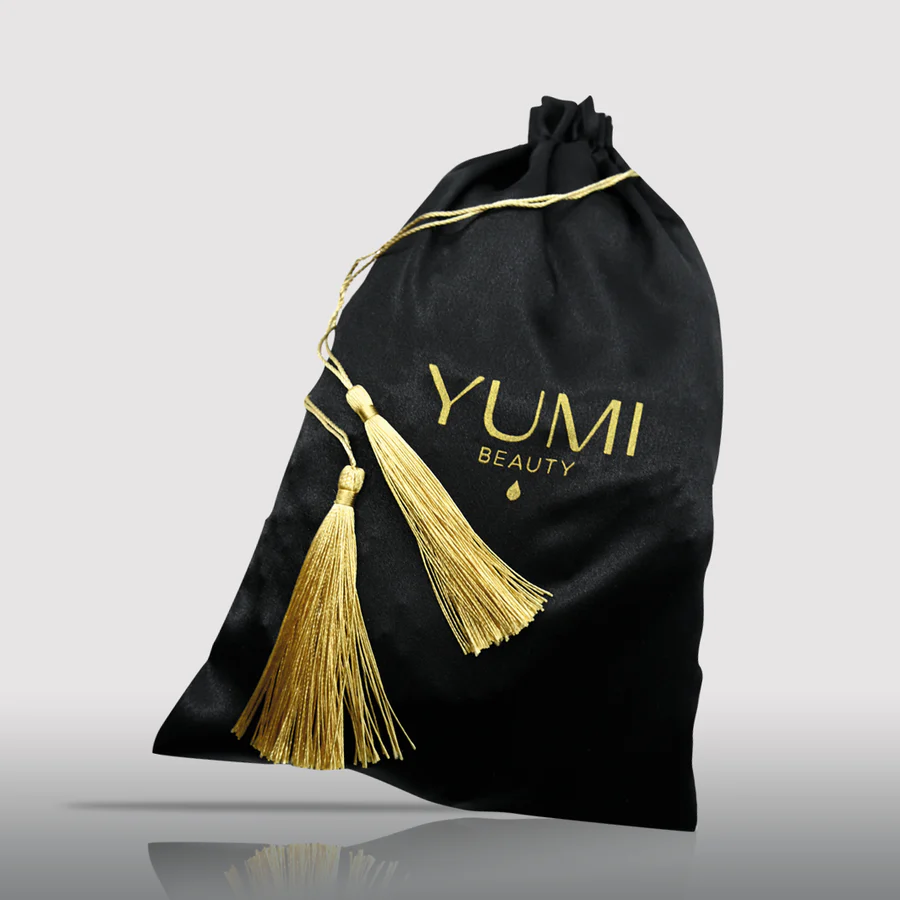 Satinpåse med Yumi logo, svart
