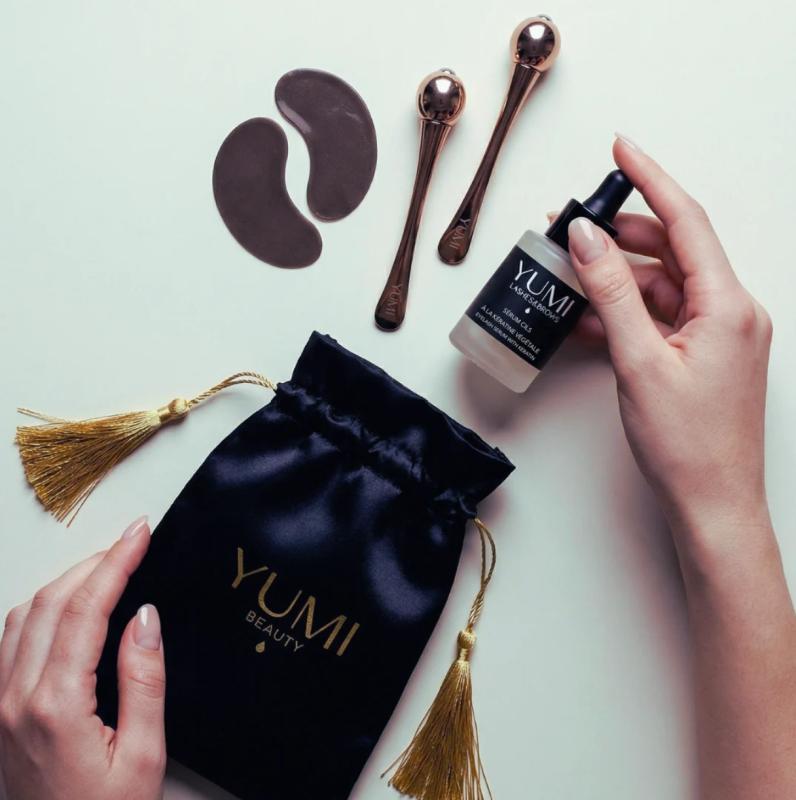 Satinpåse med Yumi logo, svart