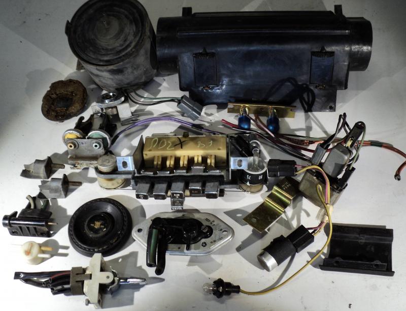 1968 Chrysler 300  miscellaneous AC parts, untested, hose connection on the control unit interrupted see picture