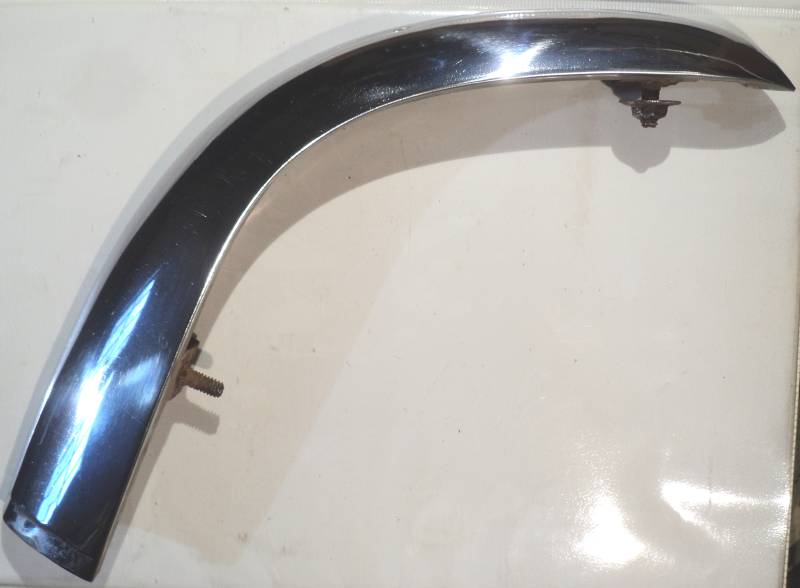 1956 Chrysler Windsor   svängd krom list I fronten    krom list framskärm   höger