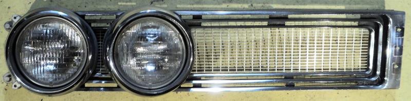 1967  Chrysler Newport   grillhalf  with frame   right