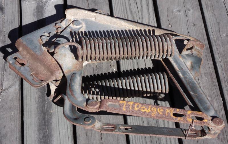 1977   Dodge Pickup      huvgångjärn par