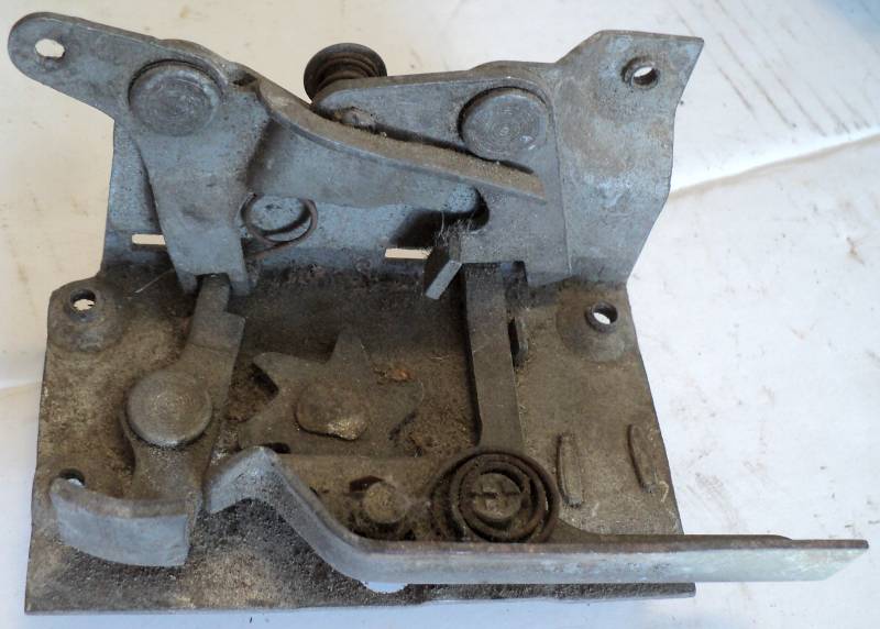 1952-1954 Ford   4 dr   låskista vänster bak