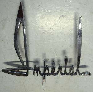 1963  Chrysler Imperial     emblem baklucka    (små porer i krom)