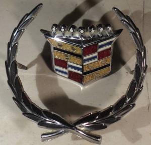 1969 Cadillac Eldorado    emblem nedre på motorhuv