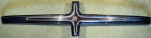 1965  Chrysler 300     emblem  grill (spräckt plast, se bild)