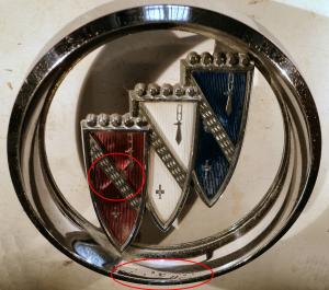 1961 Buick Electra  grill emblem (skada på ringen, spricka I plast, små porer I kromet, se bild)