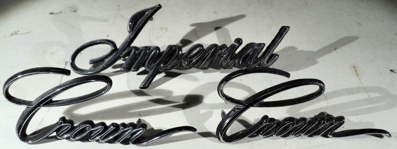 1967 Chrysler Imperial   emblem1 st. Imperial, 2 st. Crown (ett pigg fattas på ett av Crown emblemen)