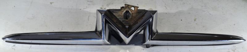 1957 Mercury    krom på kofortluckan
