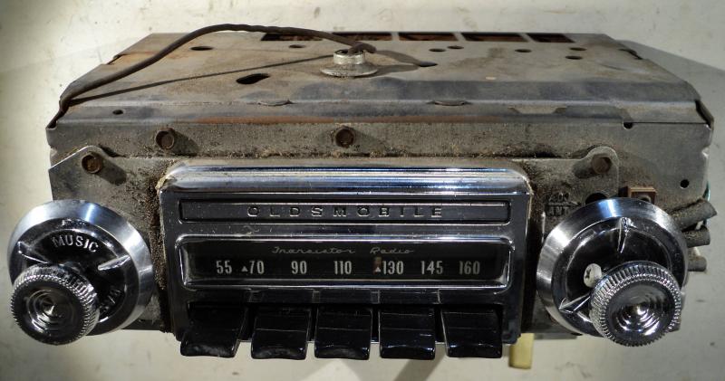 1964 Oldsmobile 88        radio (not tested, some pores in chrome)