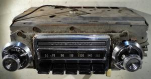 1964 Oldsmobile 88        radio (not tested, some pores in chrome)