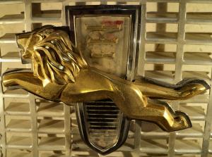 1960 Chrysler Windsor   emblem grill