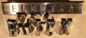 1961 Buick Invicta   emblem+ txt     (finns några porrer I kromet)