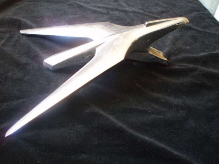 1955 Chrysler New Yorker huvemblem