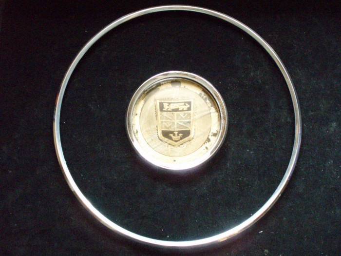 1963 Imperial koffert emblem med krom spricka i plast