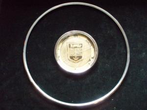1963 Imperial koffert emblem med krom spricka i plast