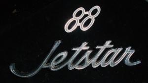 1964 Oldsmobile 88 Jetstar emblem vänster