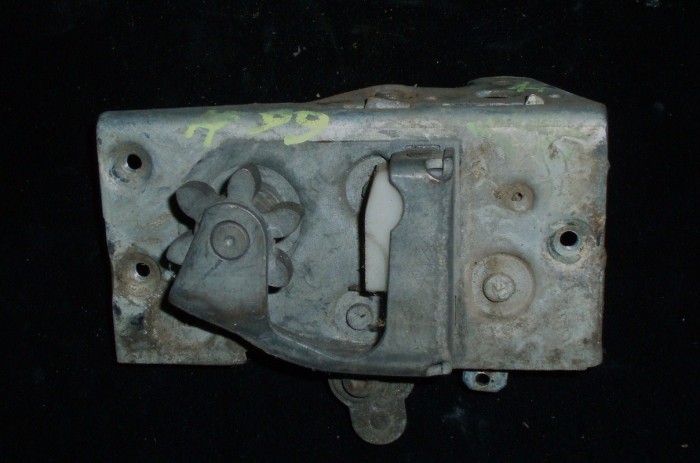 1966 Dodge Coronet 2dr ht låskista höger