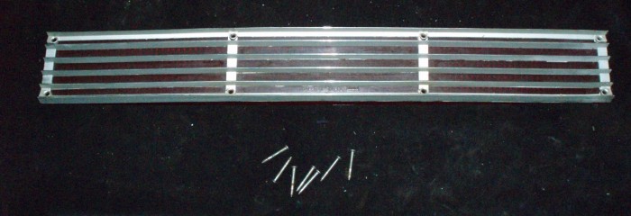 1966 Lincoln baklampa glas & krom vänster (spricka övre vänster kant)