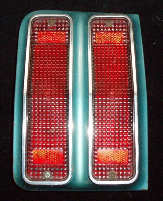 1967 Pontiac Catalina sw tail light left (damaged glass)