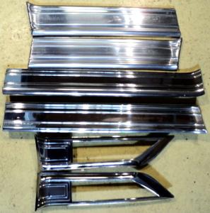 1971 Oldsmobile Cutlass  side chrome 6 pieces a bracket broken see picture