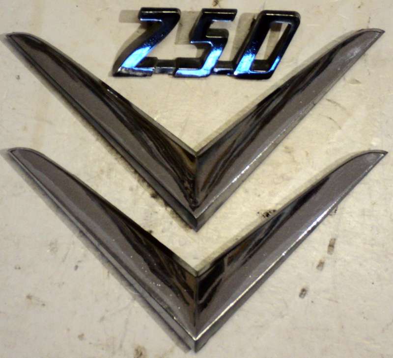 1956 Chrysler Windsor   V på bakskärm höger och vänster, ett st. 250 emblem
