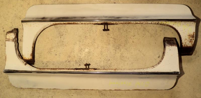 1961 Cadillac Fleetwood fenderskirt pair (right chrome Strip dented, see photo)