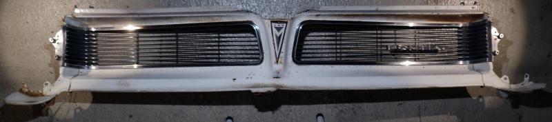 1963 Pontiac Catalina  grill  (emblem damaged see picture)   Note only in stor