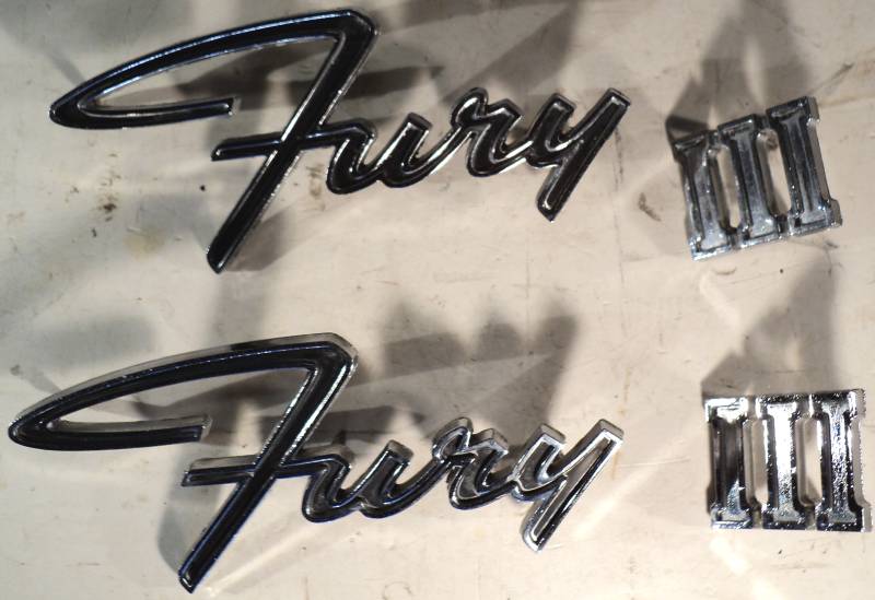 1965 Plymouth Fury   emblem“Fury III”     höger och vänster