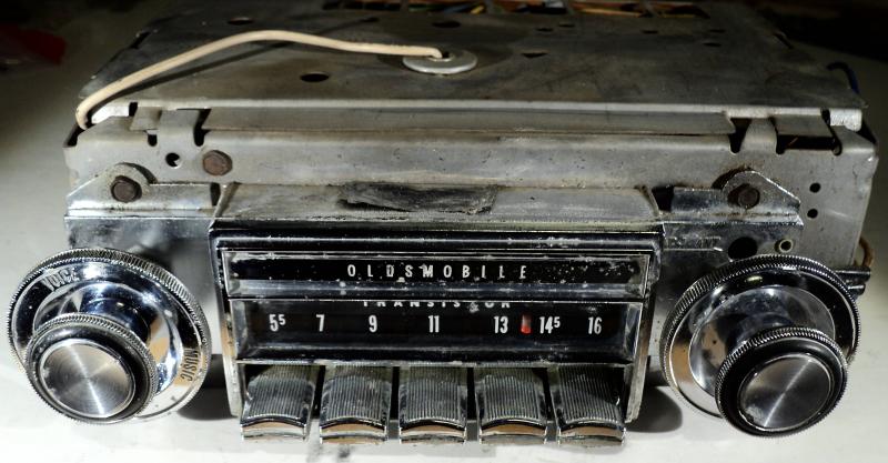 1969   Oldsmobile 98    radio (not tested)