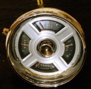 1955 Chrysler Newyorker instrumenthus  (porer i krom)